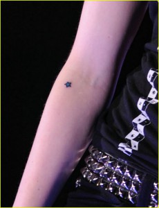 Výsledek obrázku pro avril lavigne blue star tattoo